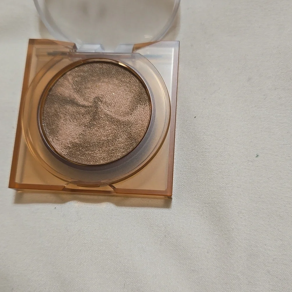 GloWish by Huda Beauty Compact